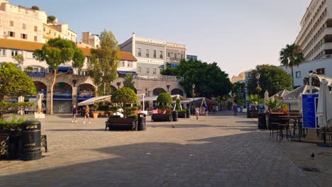 Aufnahme-Der-Innenstadt-Am-Nachmittag-Mit-Touristen-In-Gibraltar