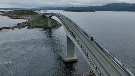 Puente-De-Carretera-Atlántico-Con-Ciclistas-Y-Tráfico-Pasando,-Noruega