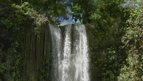Panorama-Grüne-Tropische-Dschungellandschaft-Bei-Den-Camugao-Falls,-Philippinen,-Asiatisches-Wasser,-Das-Um-Eine-Ruhige-Umgebung-Fällt,-Reiseziel-Im-Südosten