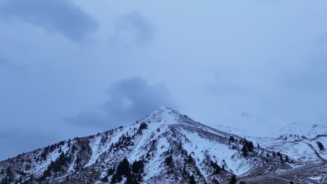 Luftaufnahme-Der-Schneebedeckten-Berggipfellandschaft-Im-Griechischen-Helmos-Gebirge-|-4k