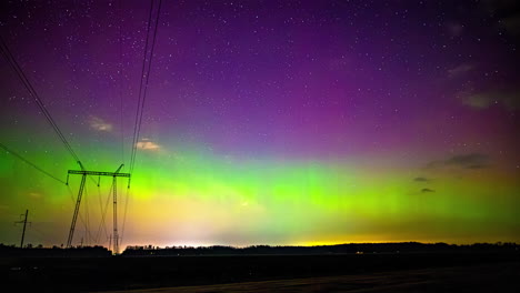 Brillante-Cielo-De-Aurora-Boreal-Con-Estrellas,-Sobre-El-Campo---Toma-De-Lapso-De-Tiempo