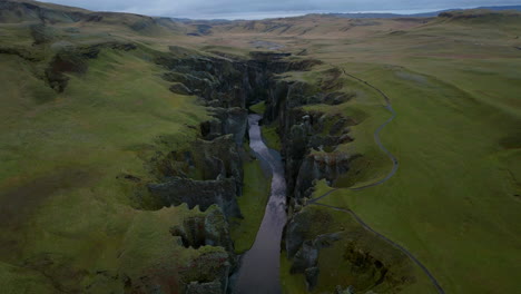 Vista-Del-Atardecer-Del-Río-Fjadra-Que-Fluye-A-Través-Del-Cañón-Fjadrargljufur-En-El-Sur-De-Islandia