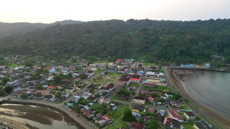 Vista-Aérea-De-La-Ciudad-De-Santo-Antonio,-La-Capital-De-Ilha-Do-Príncipe,-Un-Archipiélago-De-Santo-Tomé-Y-Príncipe,-África