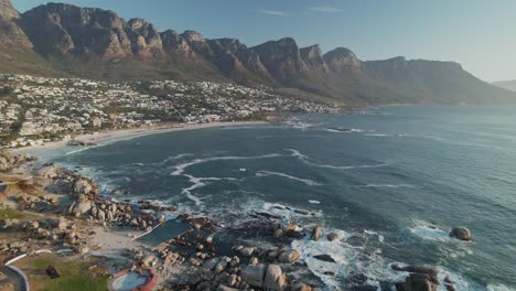 Camps-Bay-Beach-And-Twelve-Apostles-Mountains-In-Cape-Town,-South-Africa