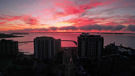 Scharlachrote-Gelassenheit:-Sonnenaufgang-Am-Roten-Himmel-über-Dem-Ontariosee