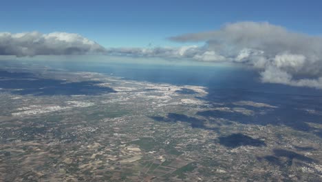 Vista-Aérea-Lejana-De-La-Ciudad-De-Valencia,-España,-Tomada-Desde-Una-Cabina-De-Avión-A-3000-M-De-Altura.