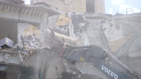 Schweres-Gerät-Zerstört-Gebäude-Im-Gazastreifen,-Die-Durch-Israelische-IDF-Bomben-Zerstört-Wurden