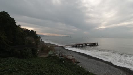 Vista-Del-Mar-Negro-Y-La-Playa-Rocosa-Desde-El-Jardín-Botánico-De-Batumi-Al-Fondo-Podemos-Ver-La-Ciudad-De-Batumi