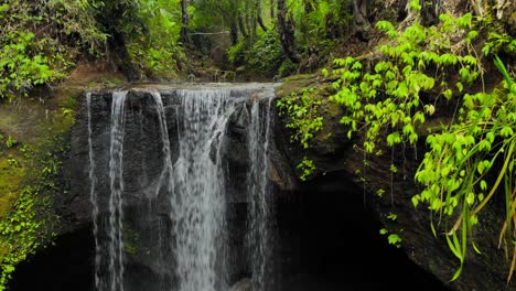 Suwat-Waterfall-Cascades-In-The-Rainforest-Near-Ubud-In-Bali,-Indonesia
