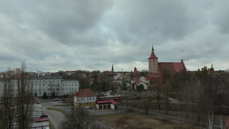 Día-Nublado-Sobre-La-Ciudad-De-Olsztyn-Con-Edificios-Históricos-Y-La-Iglesia-De-Santiago-Al-Fondo