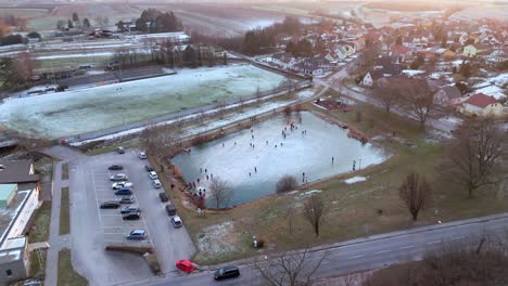 Menschen-Beim-Schlittschuhlaufen-Auf-Einem-See-Im-Winter---Luftaufnahme-Einer-Drohne