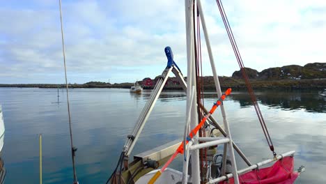 The-return-of-the-fishing-boat-from-the-sea-to-harbour