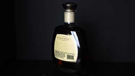 Flasche-1792-Single-Barrel-Kentucky-Straight-Bourbon-Whiskey,-Der-Sich-Um-360-Grad-Dreht,-Dunkler-Hintergrund