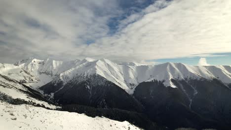 Schneebedeckter-Pisco-Negru-Und-Birkengipfel-Unter-Einem-Strukturierten-Himmel-Im-Fagaras-Gebirge