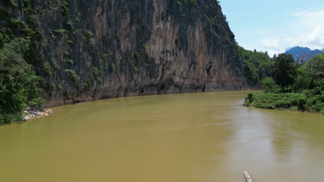 El-Barco-Pesquero-Local-Palidece-En-Comparación-Con-El-Asombroso-Acantilado-Del-Río-Mekong-En-Laos