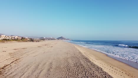 Playa-De-Arena-Blanca-Y-Cielo-Azul-Claro-Durante-La-Puesta-De-Sol-En-El-Pescadero,-Baja-California-Sur