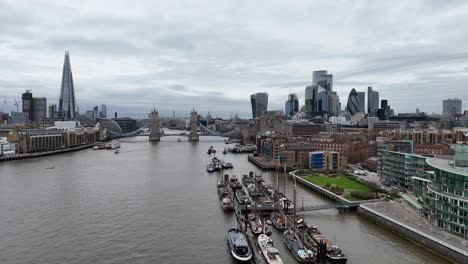 Hausboote-Vertäut-Auf-Der-Themse-Im-Zentrum-Von-London,-Großbritannien,-Drohne,-Luftaufnahme