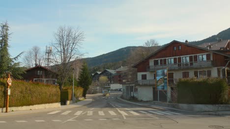 Quiet-alpine-village-of-Les-Carroz-d'Arâches-with-bare-streets-in-winter,-climate-change-impact