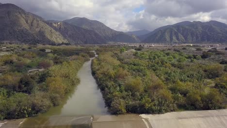 Aerial-view-of-the-upper-San-Gabriel-riverbed-as-it-heads-south-towards-the-ocean,-Drone-heads-north-towards-the-Angeles-National-Forest-in-Azusa,-CA