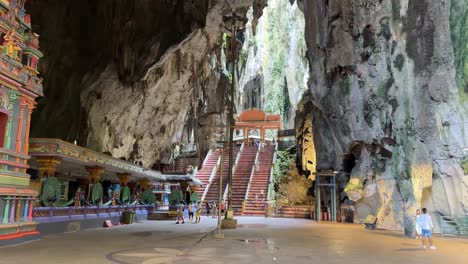 Templo-Hindú-De-Las-Cuevas-De-Batu-En-Kuala-Lumpur,-Malasia,-Dentro-De-Los-Terrenos-Religiosos-De-La-Cueva
