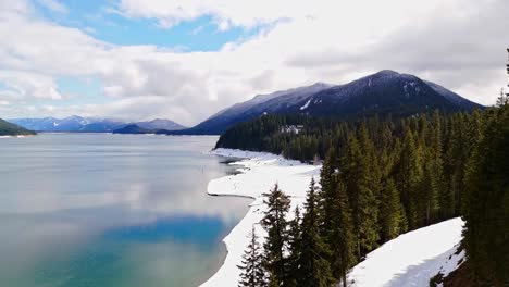 Scenic-View-on-Lake-Kachess-over-evergreen-trees-and-snow-in-Washington-State