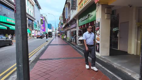 Zeitlupenvideo-Einer-Straße-Mit-Fußgängern,-Die-Am-Nachmittag-In-Singapur-Durch-Das-Berühmte-Viertel-Little-India-Laufen