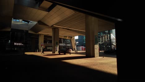 Modernes-Betonüberführungsviadukt-Am-Amsterdamer-Noordbahnhof,-Wunderschön-Beleuchtet-Durch-Tiefes-Sonnenlicht