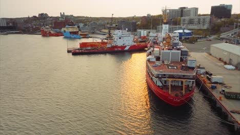 Schiffe-Der-Kanadischen-Küstenwache-Im-Hafen-Von-Halifax-Bei-Sonnenuntergang