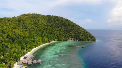 Luftaufnahme-Von-Strandbungalows-Auf-Der-Insel-Kri,-Raja-Ampat,-Indonesien