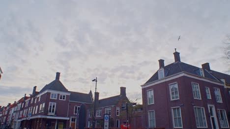 Walkthrough-Ansicht-Einer-Europäischen-Niederländischen-Stadt-In-Den-Niederlanden-Mit-Filmischem-Street-Style