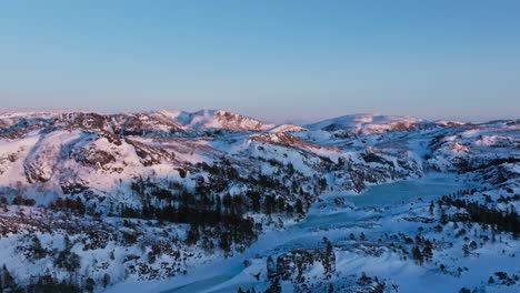 Cordillera-Del-Bosque-Cubierto-De-Nieve-Al-Atardecer-Cerca-De-Bessaker,-Noruega