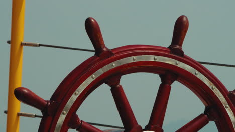 El-Timón-Del-Barco-Es-Rojo.-Alejar-La-Toma