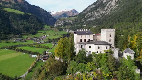 Castillo-De-Weissenstein-En-La-Cima-De-Un-Acantilado-En-Matrei-En-Osttirol,-Tirol,-Austria---Antena-4k