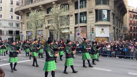 Músicos-Tocando-La-Gaita-Con-Falda-Escocesa-El-Día-De-San-Patricio-En-La-Gran-Vía,-Madrid