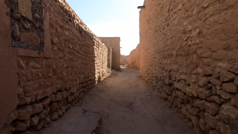 Empty-Alley-Between-The-Walls-In-Mides-Town,-Tunisia