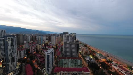 Vueltas-De-Tiempo-Del-Amanecer-En-La-Costa-Del-Mar-Negro-En-La-Ciudad-De-Batumi