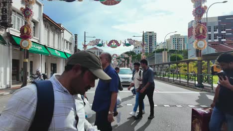 Zeitlupenvideo-Von-Menschen,-Die-Die-Serangoon-Road-Im-Berühmten-Little-India-Von-Singapur-überqueren