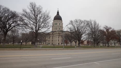Time-lapse-video-of-cars-driving-by-Kansas-state-capitol-building-in-Topeka,-Kansas