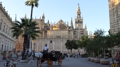 Toma-Estática-De-La-Catedral-De-Sevilla-Y-Turistas-Durante-La-Puesta-De-Sol,-España.