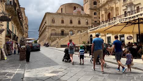 Street-View-Touristen-Zu-Fuß-Entlang-Der-Historischen-Straße,-Noto,-Sizilien