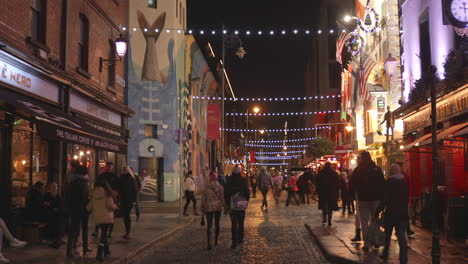 Gente-Caminando-Por-La-Calle-En-Una-Noche-Fría-En-Dublín,-Irlanda