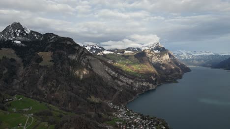 Panorama-Luftaufnahme-über-Abfallenden-Geschwungenen-Tal-Und-Bergrücken-Mit-Walensees-Und-Wolkenschatten