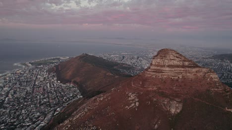 Una-Vista-De-La-Cabeza-De-León-Y-La-Colina-Signal-Con-Vistas-Al-Centro-De-La-Ciudad-Durante-La-Puesta-De-Sol-En-Ciudad-Del-Cabo,-Sudáfrica