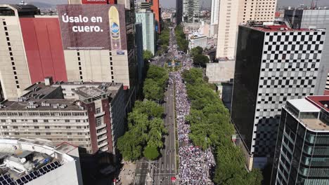 Protesta-Por-El-Día-Internacional-De-La-Mujer-En-Avenida-Reforma,-Cdmx