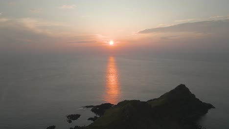 Atemberaubender-Sonnenuntergang-Am-Giants-Causeway-–-4K-Filmmaterial-Aus-Der-Drohne