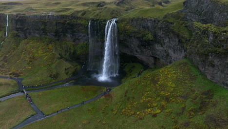 Vista-Aérea-De-La-Cascada-De-Seljalandsfoss-En-Islandia.