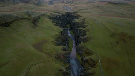 Vista-Aérea-De-Un-Río-Que-Fluye-En-El-Cañón-Fjadrargljufur,-Sureste-De-Islandia