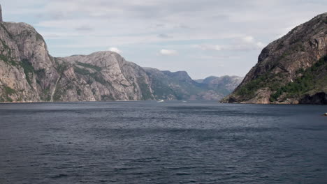 Dolly-Zoom,-Empujando-Hacia-Abajo-Sobre-El-Agua-Del-Fiordo-De-Lysefjord,-Noruega