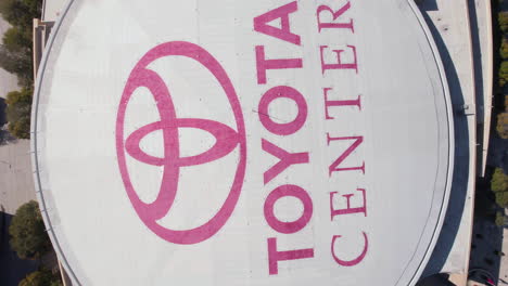 Toyota-Center-Arena-In-Der-Innenstadt-Von-Houston,-Luftaufnahme-Des-Logos-Auf-Dem-Dach-Von-Oben,-Texas,-USA