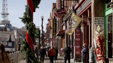 Touristen-Auf-Der-Broadway-Street-In-Nashville,-Tennessee-Während-Des-Tages-Mit-Video-In-Zeitlupe